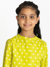 Load image into Gallery viewer, Campana Girls Anne Crinkle Sleeve Shirt - Khari Floret Print - Lime Green